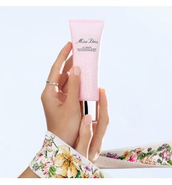 Miss Dior - Rose Shower Milk Scrub - Purifies and hydrates Miss Dior - Rose Shower Milk Scrub - Purifies and hydrates